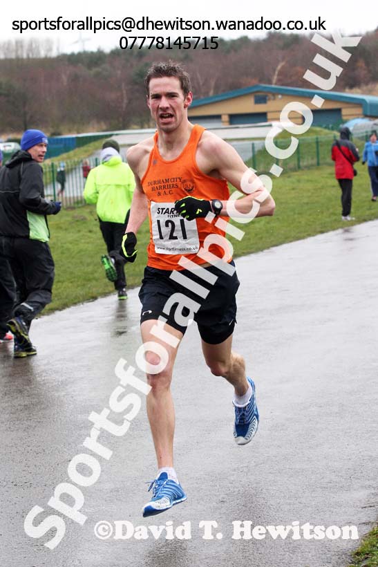 Dan Jenkin (Durham City) leads the senior mens Royal Signals Relays, Hetton. Photo: David T. Hewitson/Sports for All Pics
